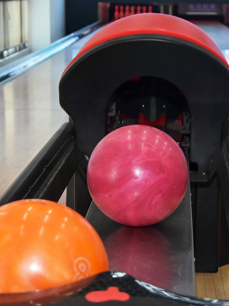 Sala de experiencia de bolos analógica interactiva en interiores, entretenimiento comercial a gran escala, ocio y fitness, entrenamiento de equipos deportivos digitales