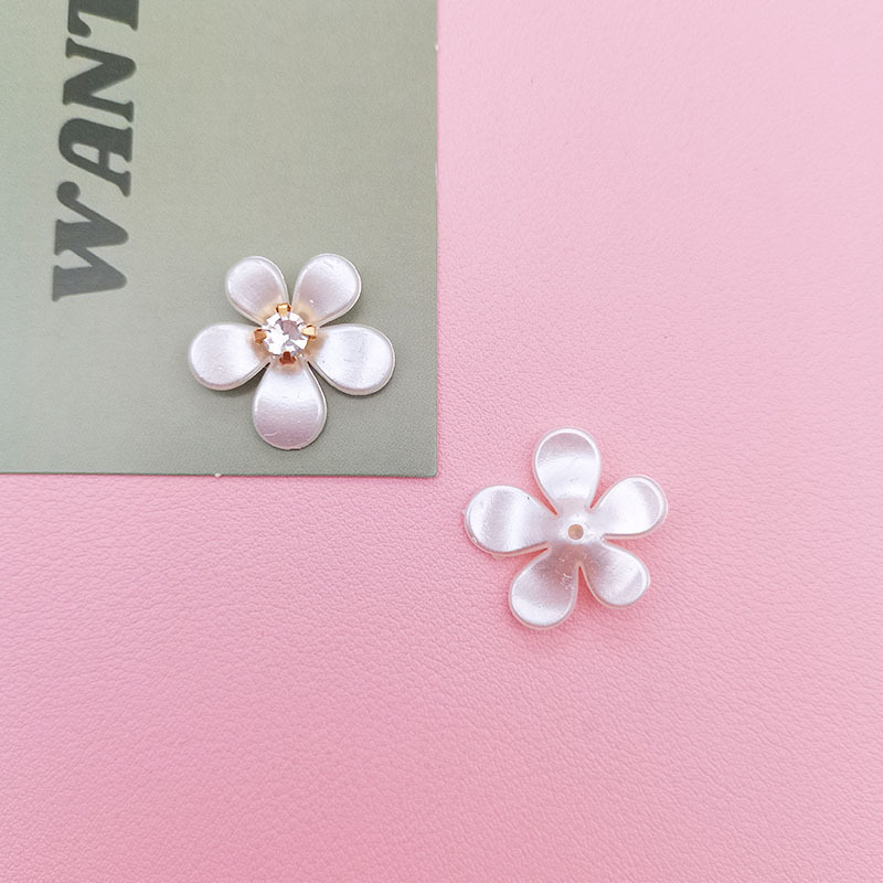 다이아몬드가 박힌 다섯 꽃잎의 꽃#26(약 2.1cm)
