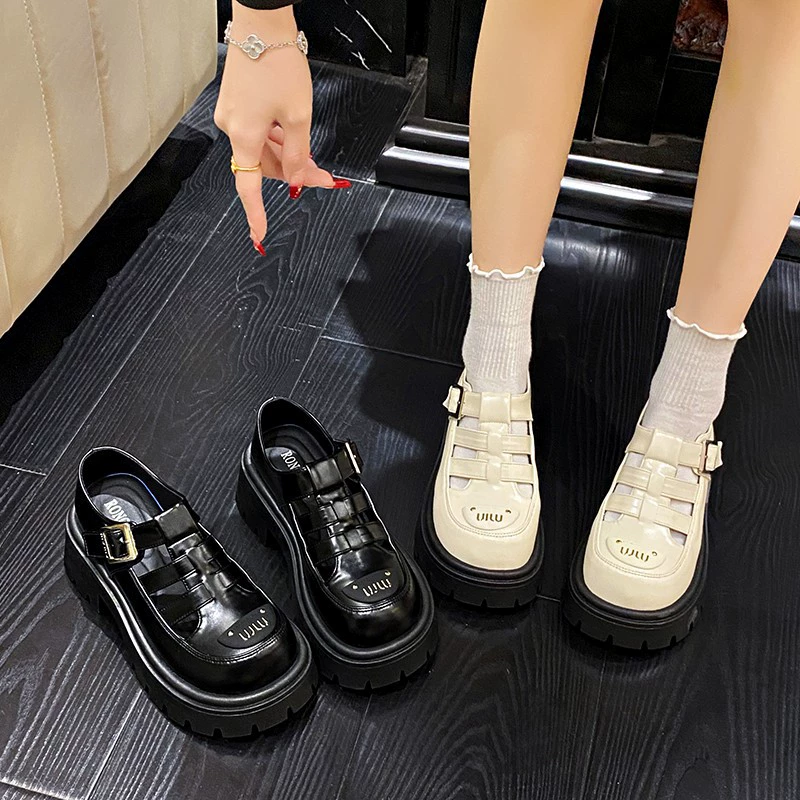 Весенние сандалии Баотоу женский 2025 новый летний мягкий кожаный комфорт толстый подошва вырезает туфли из свиньи клетки римские сандалии