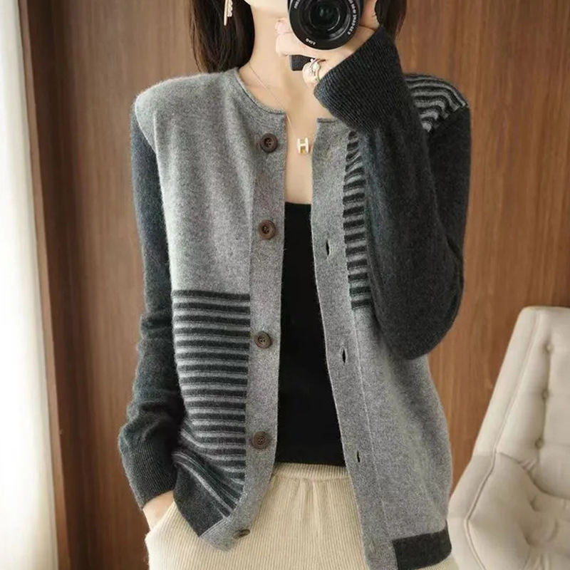 洋風のセーターのコートの女性の2月のゆったりとした外は春秋のタイプの丸首を着て色のストライプの長袖のメリヤスのカーディガンの潮にぶつかります。|undefined