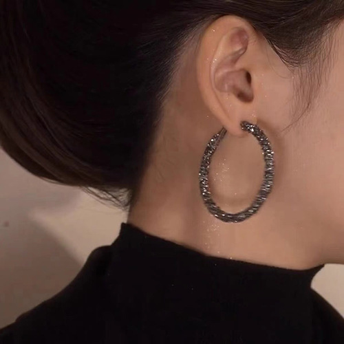 Elegant and Stylish Round Hoop Earrings with High-End Diamond Design, Perfect for Fashionable and Refined Individuals
