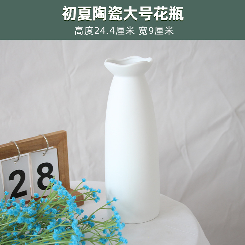 Botella de cerámica grande a principios de verano