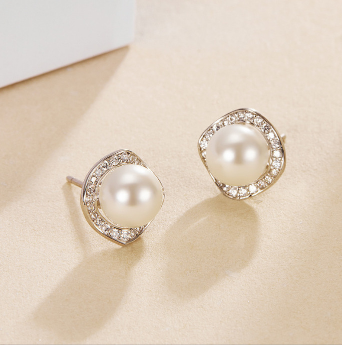 Pendientes de perlas de agua dulce de plata de ley S925 Pendientes de verano femenino Diseño de lujo ligero Pendientes de alta gama Temperamento de madre