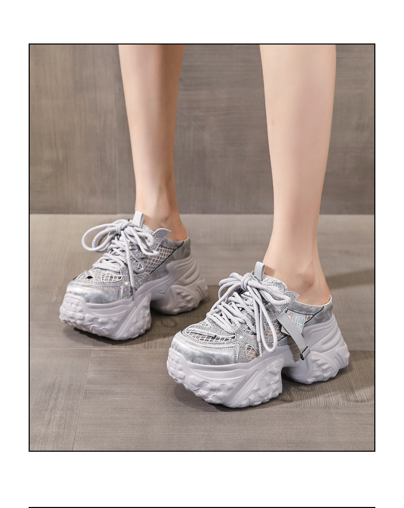 Giày sneaker nữ đế dày chunky thiết kế mũi trùm họa tiết thiên nga đen — màu trắng, bạc chi tiết 16