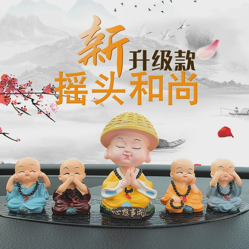 新しい中国式のかわいい首を横に振って小僧が車に乗って無事を祝福します。