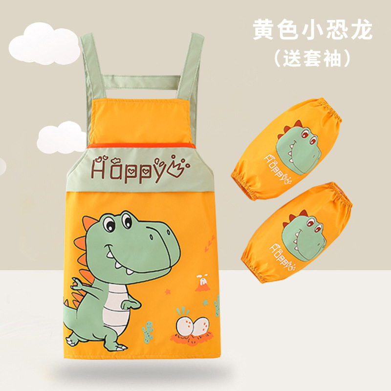 子供のエプロンの絵のカバーの服の男の子の赤ちゃんは食事をします。|undefined