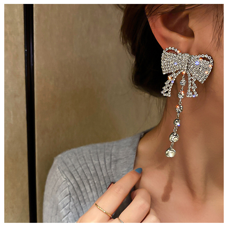 Retro Palace Style Full Diamond Bow Tassel Long Alloy Earrings display picture 3