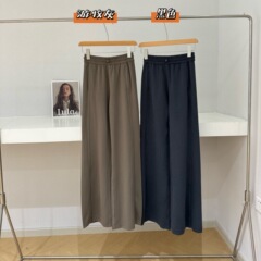 021404春の新型女性の中腰はねじをつなぎ合わせて高く見えます。