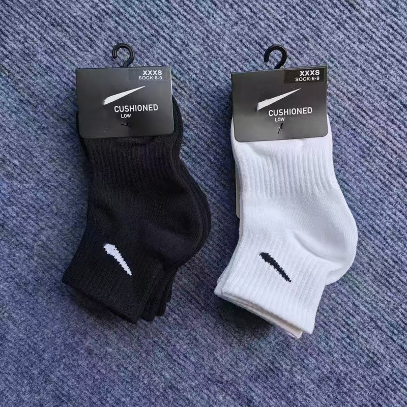 Suwannakes Children's Socks Boys and Girls Mid-Tube Cotton Socks Classic Black and White Four Seasons Sports Socks Wholesale