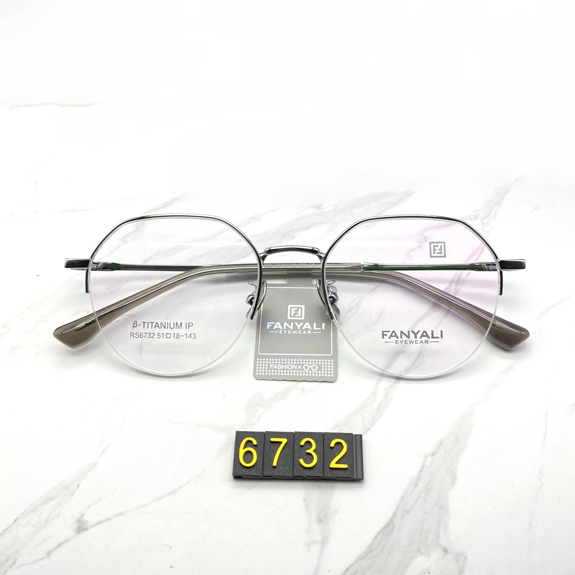 Venta al por mayor RS6732 ultra-ligero moda retro semi-titanio marco puro titanio nariz almohadilla de dos colores IP chapado resistente al color