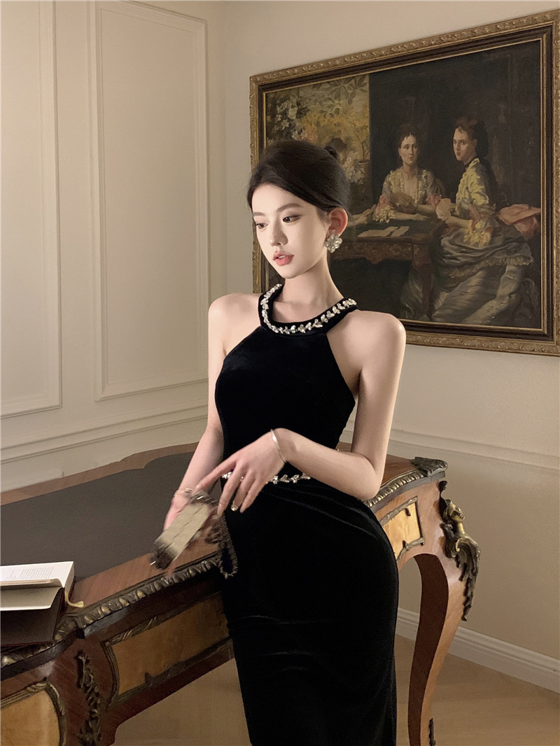 フランス式ヘボン風黒掛け首ベルベットワンピース女性高級セクシー露背誕生日ドレス魚尾長スカート