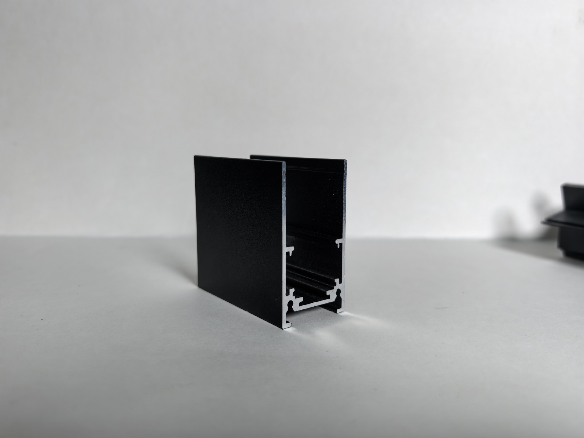 Thickened surface-mounted track - 2m