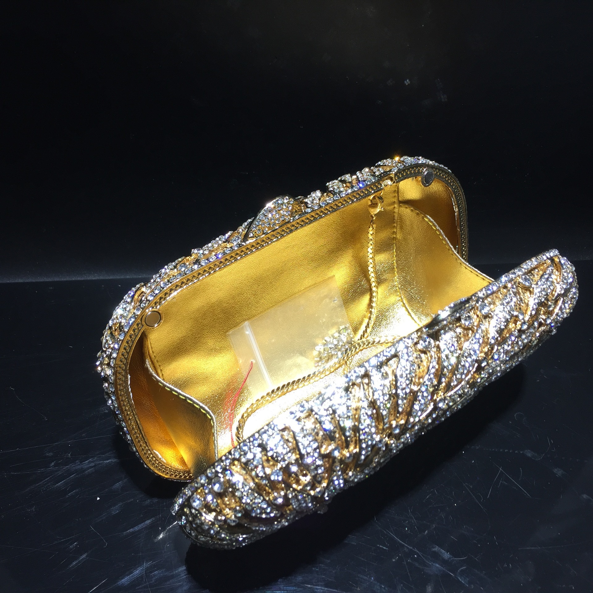 * fábrica directa bolsas de mano de diamante metal agujerado bolsas de cena de cristal bolsas de diamantes manuales