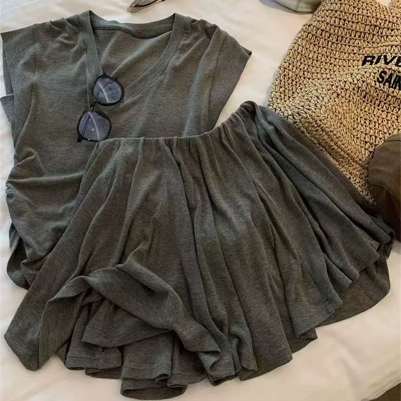 336 # Женский костюм-двойка в корейском стиле: однотонный, повседневный, вязаный, с V-образным вырезом, коротким рукавом и плиссированной юбкой А-силуэта.