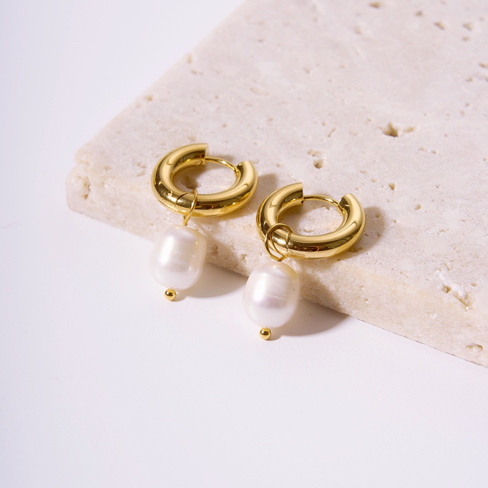 Pendientes de acero inoxidable dorado con perla natural_voghion.com