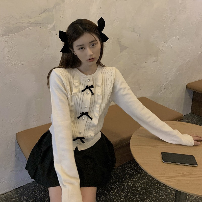 Autumn cute design knitted sweater with bow with a round collar