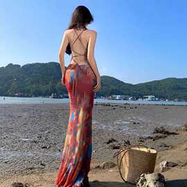 海边度假风趣味印花吊带连衣裙女夏季新款收腰显性感露背长裙子