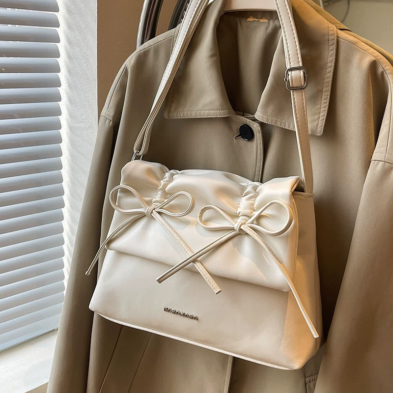 Capacious shoulder bag, one-shoulder bag with bow, western style
