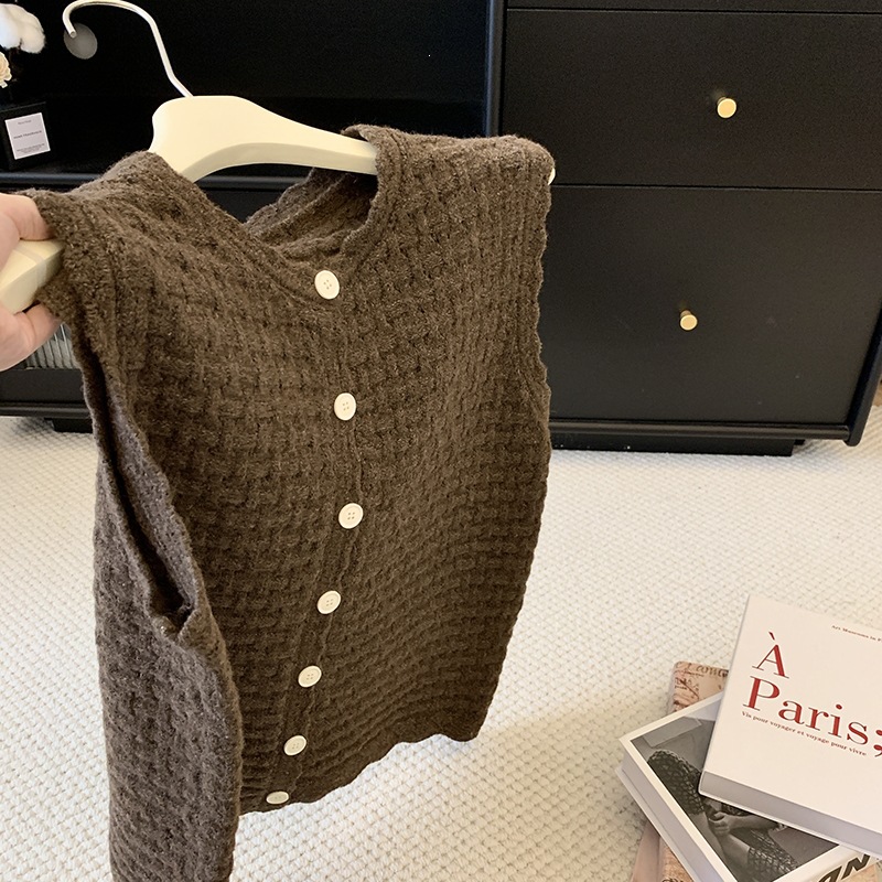Real shot of women's knitted vest, layered over a tank top, single-breasted, loose-fitting, sleeveless, lace-trimmed round neck sweater, versatile.