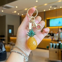 Ins超火の鍵はCの家のカバンを掛けます。パイナップルの果物の車の鍵はバレンタインデーのプレゼントを掛けます。