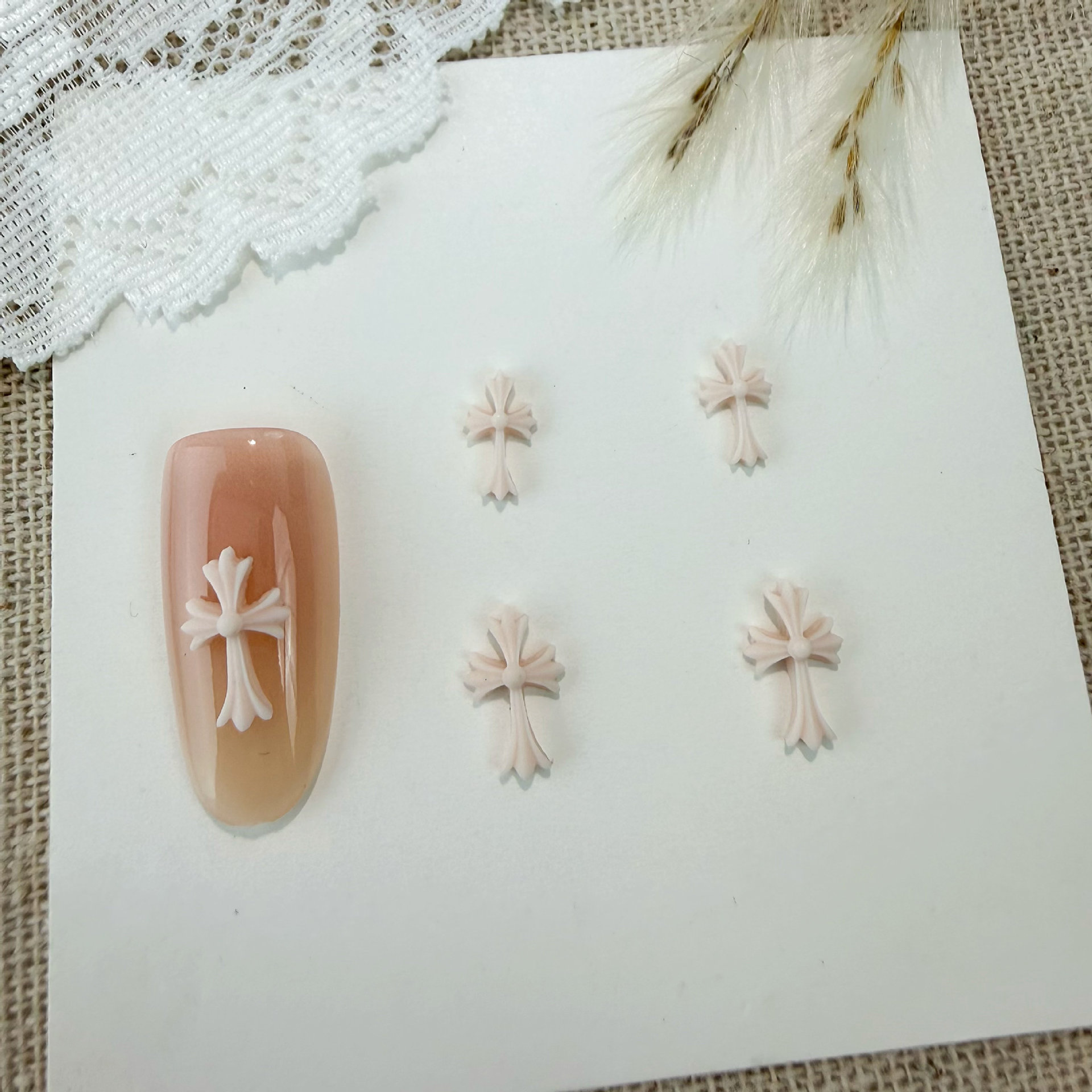 Fábrica de joyas de uñas cruz transfronterizas resina diy color tridimensional cro corazón teléfono móvil caso accesorios de uñas lote