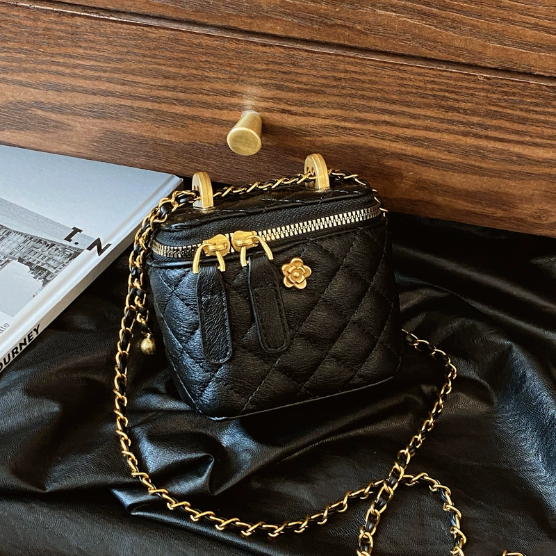 Retro Quilted Shoulder Bag, One-Shoulder Diamond Pattern, Top Handle & Chain Strap, 18.5×9.4 cm