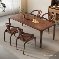 北欧全無垢材のダイニングテーブルと椅子の組み合わせ、家庭用モダンでシンプルな小さなアパートメント、軽い高級感のあるハイエンドのログカラーテーブルダイニングテーブル