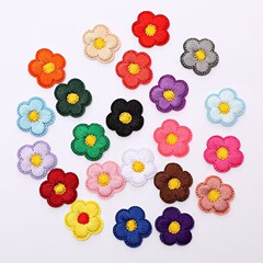 クロスボーダーの人気ミニカラーの小さい花のコンピュータの刺繍のホットメルトの布は服装の補助材料にアイロンをかけてDIYを貼ります。