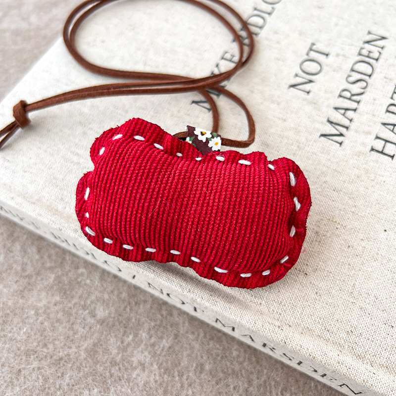7 # Collar de manzana roja