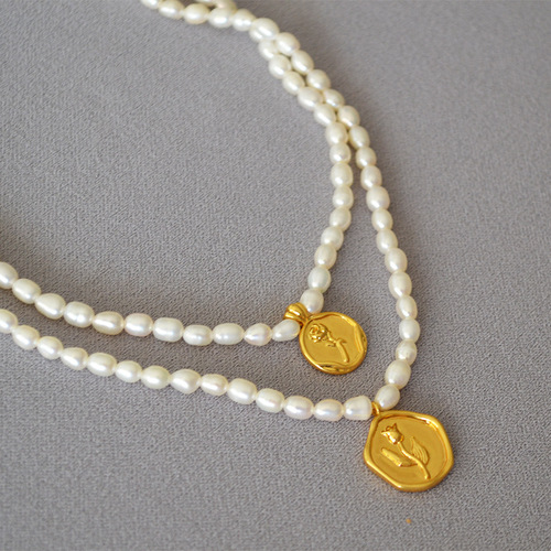 French-style freshwater rice pearl necklace with a gentle, vintage-inspired design—featuring rose flowers, tulips, and gold coin pendants, perfect as a delicate clavicle-length necklace for women.