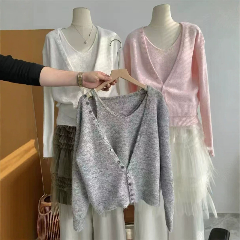 French-style V-neck cardigan with colored buttons, layered with a vest jacket, casual style top, long-sleeved, early autumn elegant women's clothing French-style V-neck cardigan with colored buttons, layered with a vest jacket, casual style top, long-sleeved, early autumn elegant women's clothing