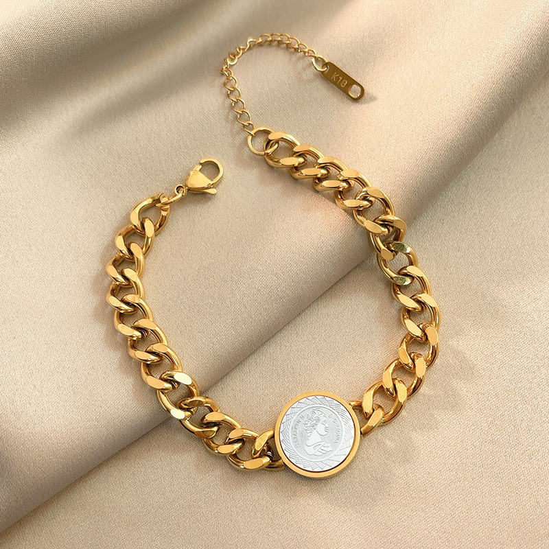 Domineering thick chain Queen head bracelet men and women cold style hip hop all-match titanium steel jewelry European and American personality bracelet Domineering thick chain Queen head bracelet men and women cold style hip hop all-match titanium steel jewelry European and American personality bracelet