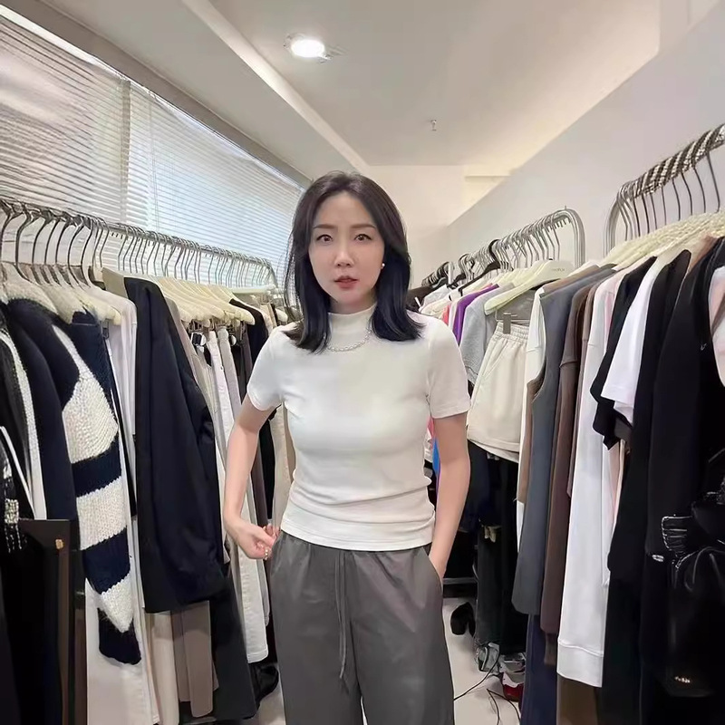 Early Autumn Short-Sleeve T-Shirt with a Small Stand Collar for Women, Boss Lady Style, Versatile and Fashionable New Slim-Fit Top, Slimming Base Shirt