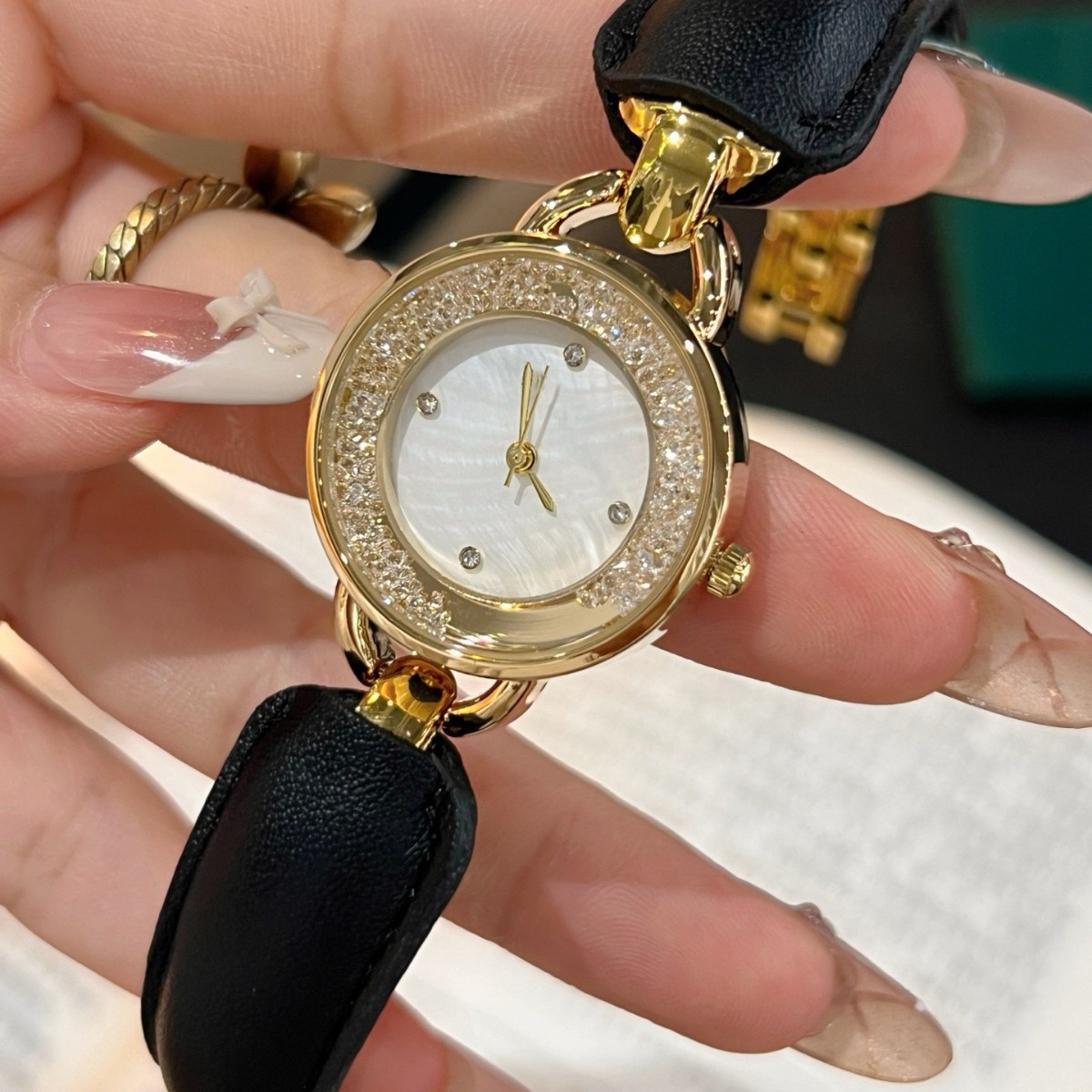 2023新款手镯表水钻金光闪亮跨境电商热卖手表