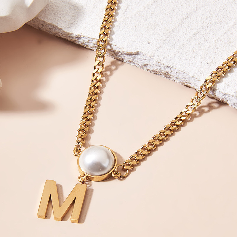 Collier élégant avec pendentif lettre m et perle d'eau douce_voghion.com