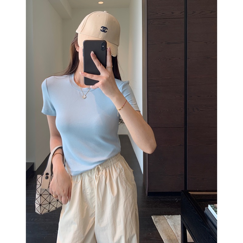 巨洋気の短いタイプ ~ スタイルがよくて、やせている上着の純色の半袖tシャツを着ています。|undefined