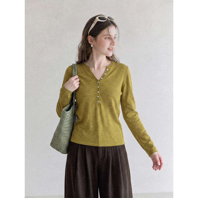 French-style vintage brown buttoned V-neck knit top for women, 2026 autumn slim-fit design with long sleeves French-style vintage brown buttoned V-neck knit top for women, 2026 autumn slim-fit design with long sleeves