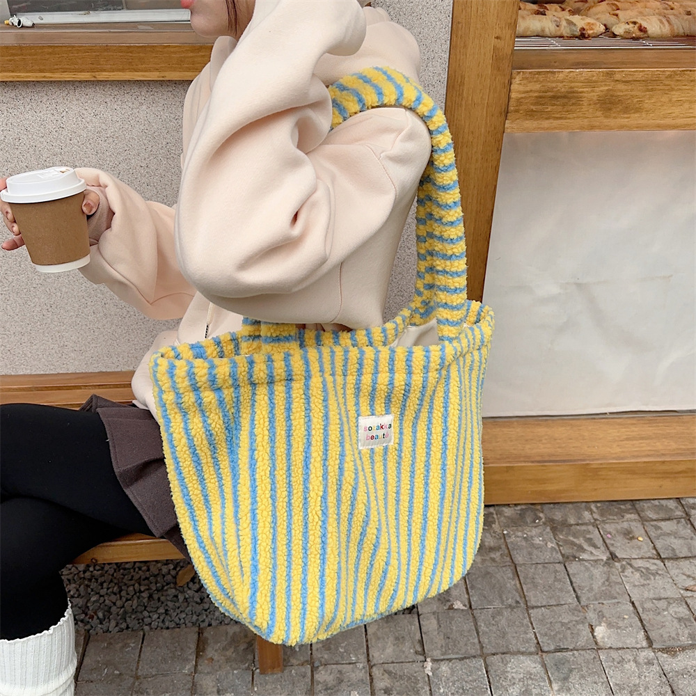 31231 Autumn and Winter New plush polka dot bag, women's hand-held bag, shoulder bag, large-capacity fluffy college student class bag Item Picture
