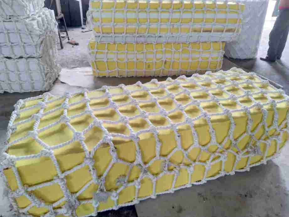 批发聚氨酯实心护舷，聚脲防腐层碰垫防撞设施青岛即墨否是海伦按