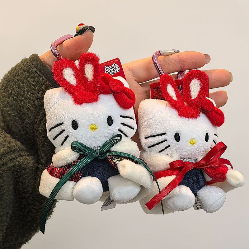 ハローキティのクリスマスプレゼントは彼女の親友に可愛いぬいぐるみのバッグのアクセサリーをプレゼントします。|undefined