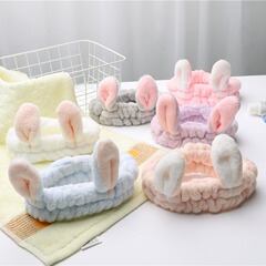 かわいい立体のウサギの耳の顔を洗って髪を束ねます。