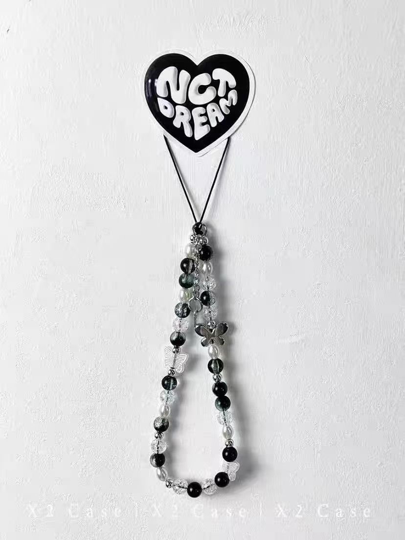 폭발하는 흑백 나비 매달린 체인