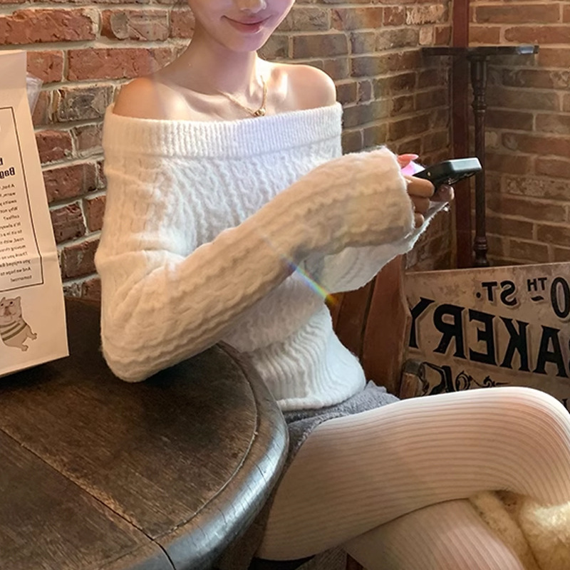 YueJuXing 2024 New Ireland First Snow Friends Rachel's Same Neck Twist Knitted Sweater