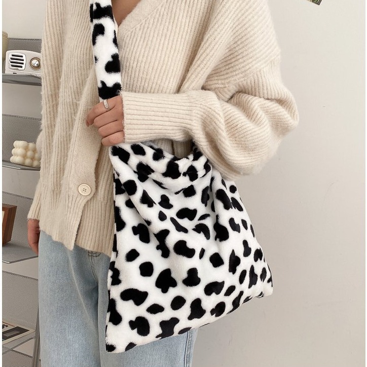 Bolsa de felpa para mujer Otoño e Invierno nueva moda 2023 hombro mensajero bolsa vaca estilo occidental gran capacidad estudiante bolsa