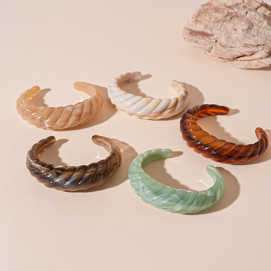 Pulseras de abertura de geometría de hilo acrílico retrógrado simple y exagerado temperamento de alta calidad para mujeres