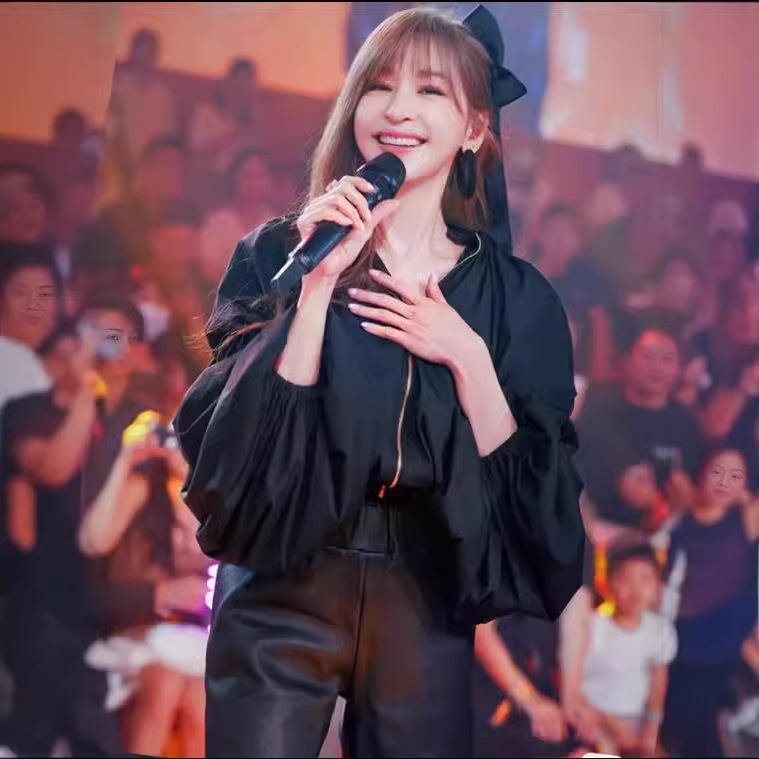 Wang Xinling의 같은 옷 여자의 여름 블랙 느슨한 얇은 자외선 차단제 재킷 캐주얼 반바지 세트