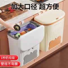 台所のゴミ箱をひっくり返して壁掛けします。