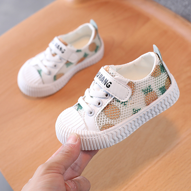 2024 verano nuevos niños y niñas transpirable fresa piña tablero zapatos pequeños y medianos niños huecos de una sola malla suave inferior zapatos casuales al por mayor