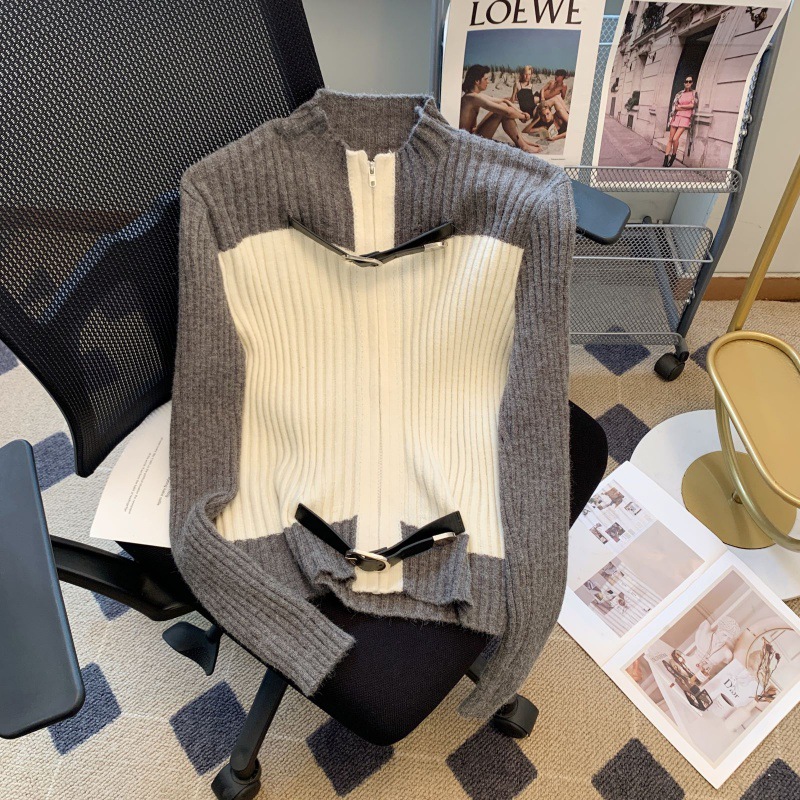 Sweater with zipper