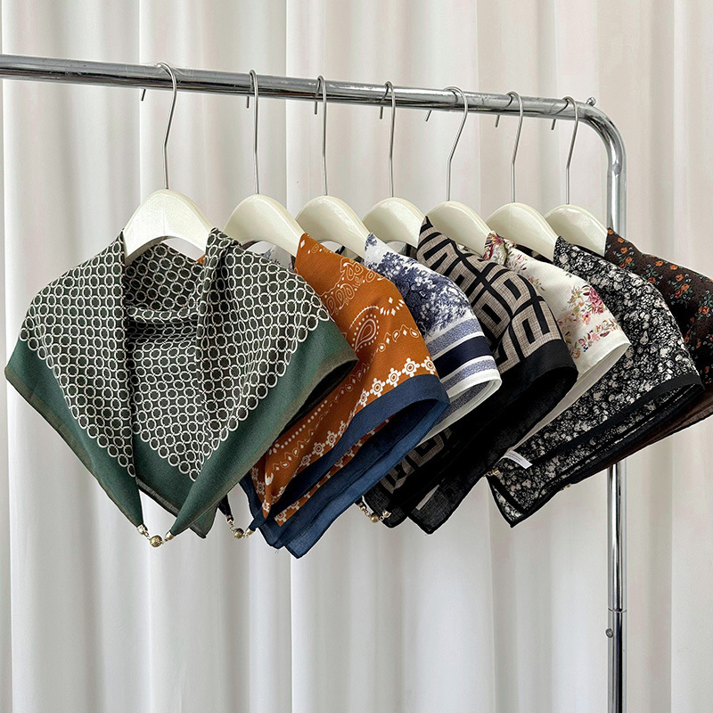 Otoño e invierno nueva pequeña bola dorada hebilla magnética bufanda cuadrada de algodón y lino elegante versátil bufanda de protección de cuello multifuncional para mujer EN VIVO caliente